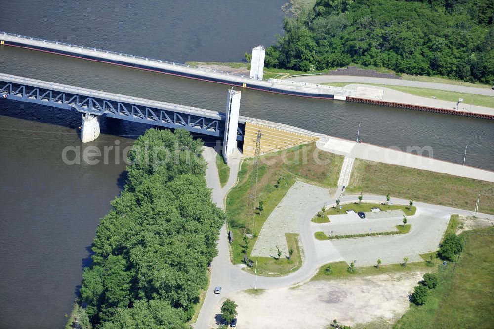 Aerial image Hohenwarthe - Blick auf die Widerlager am östlichen Ende der Kanalbrücke des Elbe-Havel-Kanales über die Elbe in Hohenwarthe. View of the bridge bearings on the eastern end of the canal bridge of the Elbe-Havel canal over the River Elbe in Hohenwarthe.