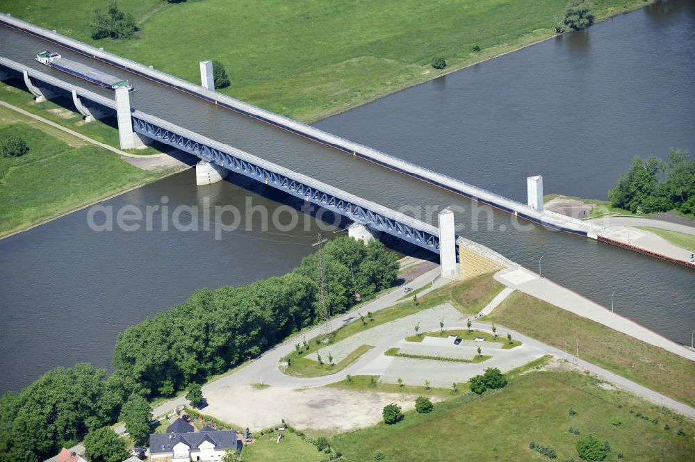 Aerial photograph Hohenwarthe - Blick auf die Widerlager am östlichen Ende der Kanalbrücke des Elbe-Havel-Kanales über die Elbe in Hohenwarthe. View of the bridge bearings on the eastern end of the canal bridge of the Elbe-Havel canal over the River Elbe in Hohenwarthe.