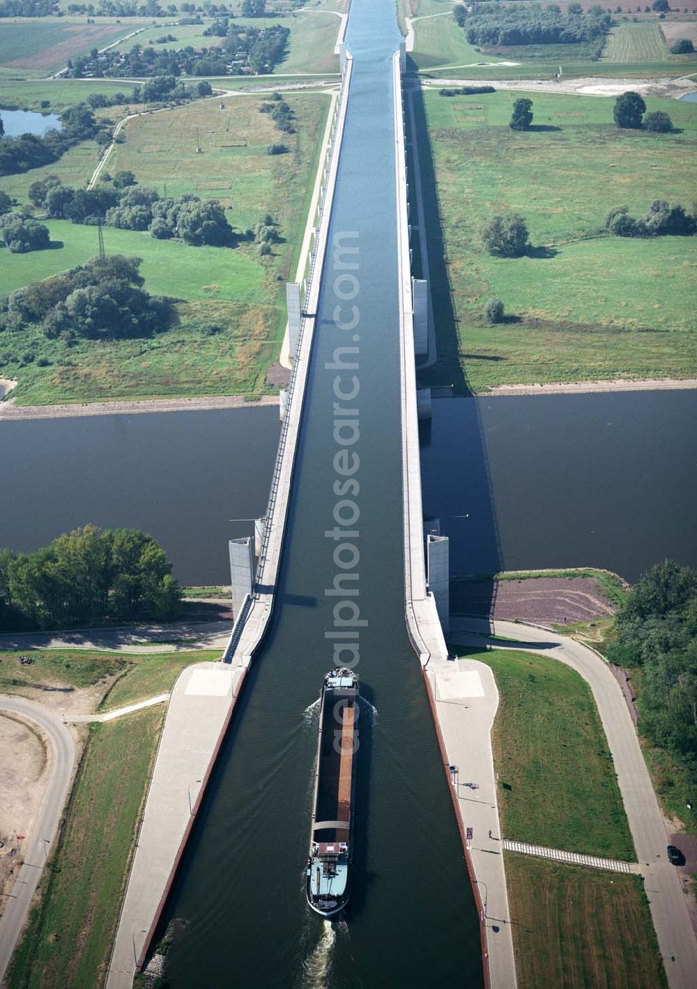 Hohenwarthe from the bird's eye view: Blick auf die Brücke bei Hohenwarthe. Ein Ausbauprojekt des Wasserstraßenneubauamtes Magdeburg.