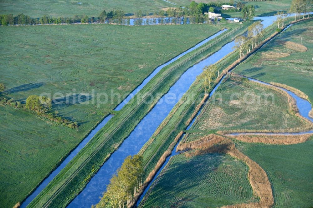 Dreetz from the bird's eye view: Course of the canal and bank areas of the Old Rhinkanal in Dreetz in the federal state Brandenburg, Germany