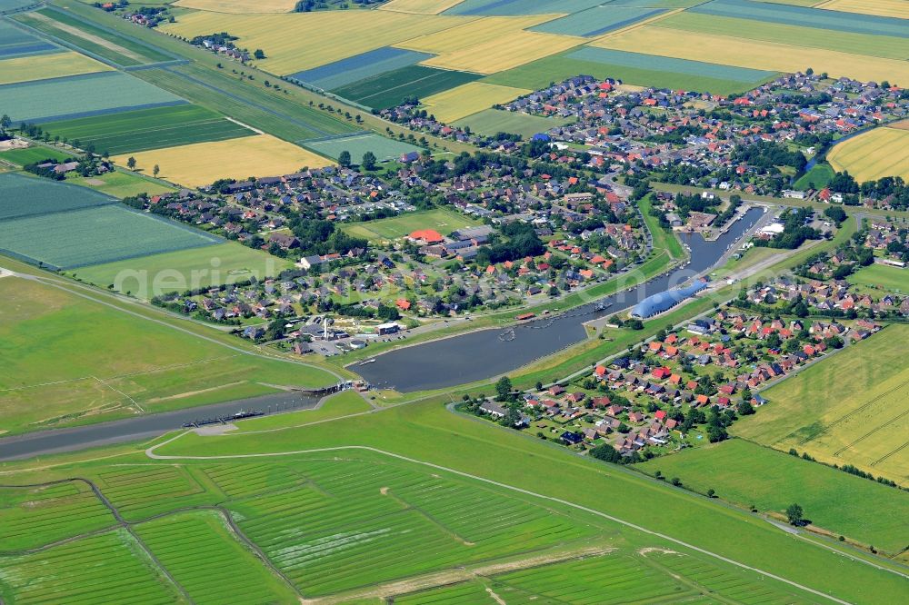 Friedrichskoog from above - Channel and riparian areas of Hafenstrom in Friedrichskoog in the state Schleswig-Holstein