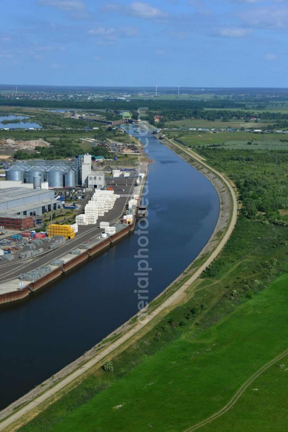 Aerial photograph Magdeburg - History channel and riparian areas of Industrial areas on the descent channel Rothensee in Magdeburg in the state Saxony-Anhalt