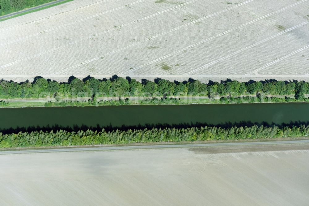 Meine from the bird's eye view: Channel flow and river banks of the Mittellandkanal with trees and fieldstructures near the district Wedelheine in Meine in the state Lower Saxony