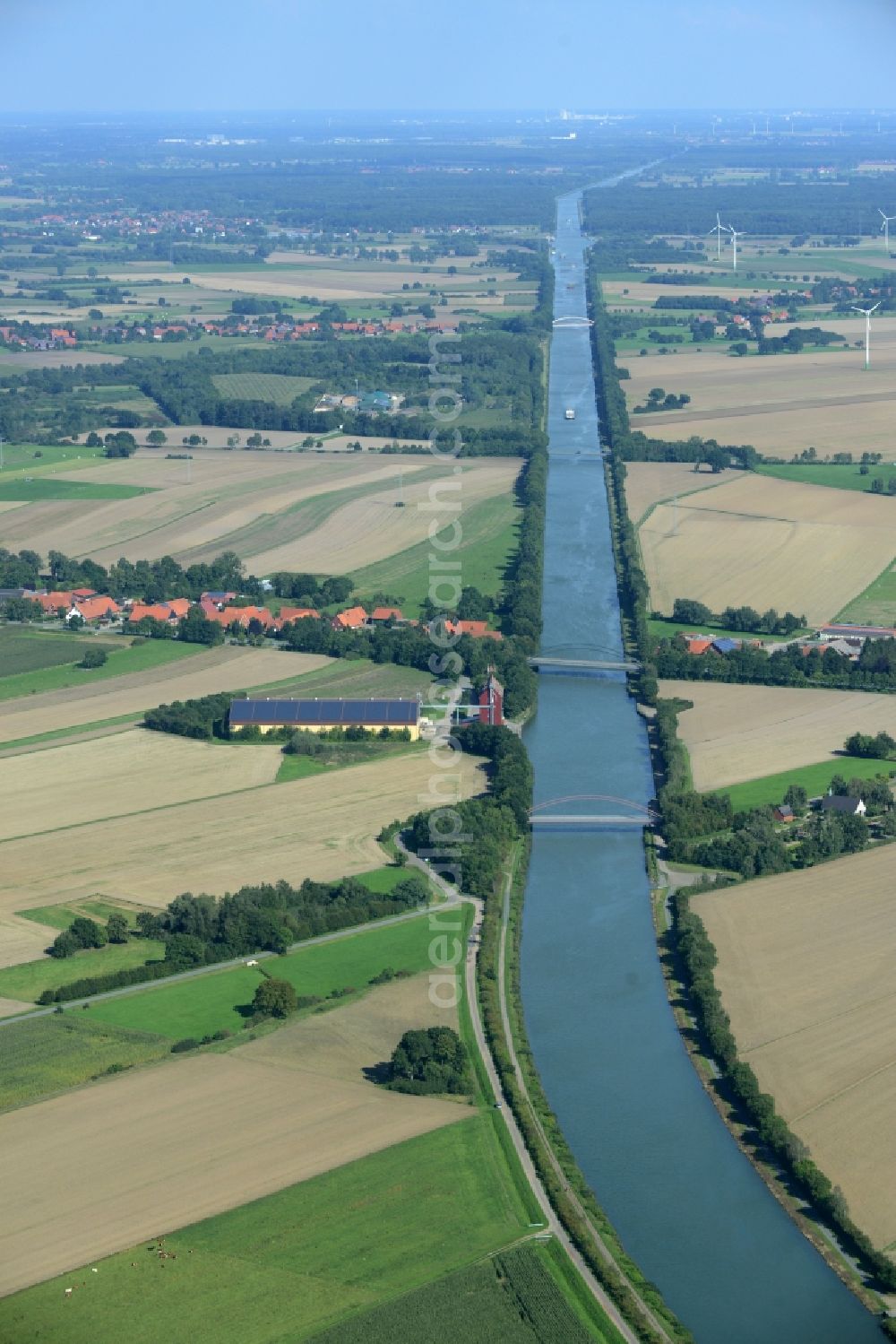 Aerial image Pollhagen - Channel and riparian areas of the Mittelland Canal in Pollhagen in the state Lower Saxony