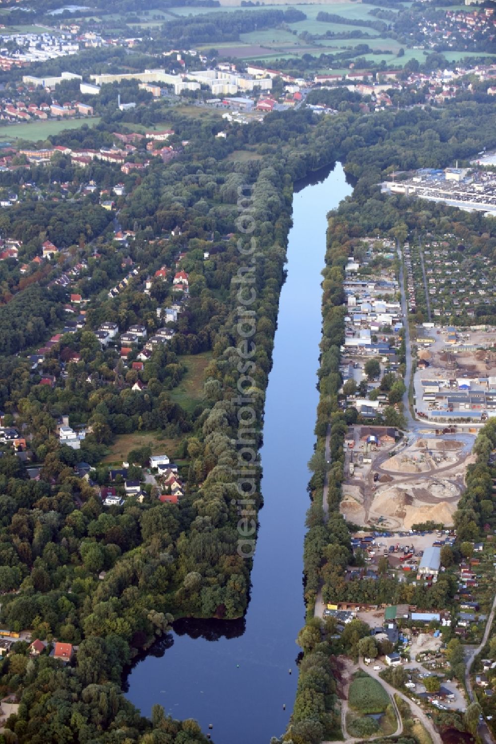 Aerial photograph Teltow - Channel flow and river banks of the Teltowsewer at the border between Berlin and Brandenburg in Teltow in the state Brandenburg