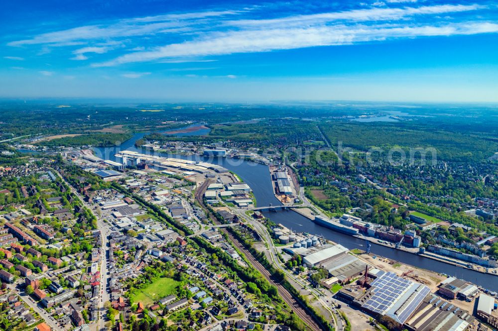 Lübeck from above - Channel and riparian areas of Untertrave in Luebeck in the state Schleswig-Holstein