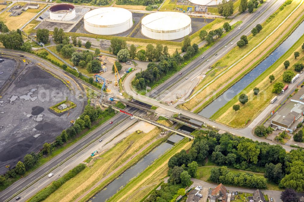 Aerial image Bottrop - Canal course and shore areas of the connecting canal of Emscher on street Bruktererstrasse in the district Welheimer Mark in Bottrop at Ruhrgebiet in the state North Rhine-Westphalia, Germany