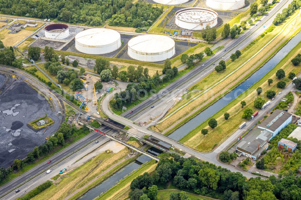 Aerial photograph Bottrop - Canal course and shore areas of the connecting canal of Emscher on street Bruktererstrasse in the district Welheimer Mark in Bottrop at Ruhrgebiet in the state North Rhine-Westphalia, Germany