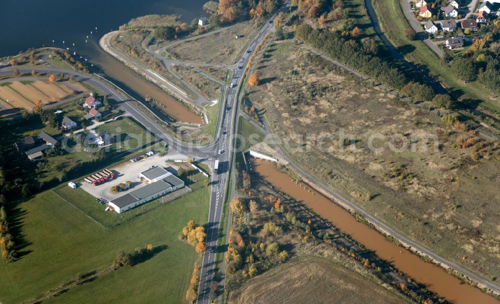 Aerial photograph Senftenberg - Canal course and shore areas of the connecting canal Koschener Kanal on street Am Muehlgraben in Senftenberg in the state Brandenburg, Germany