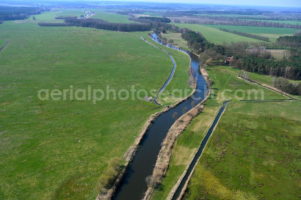 Eldena from the bird's eye view: Canal course and shore areas of the connecting canal MEW Mueritz-Elde-Wasserstrasse in Eldena in the state Mecklenburg - Western Pomerania, Germany