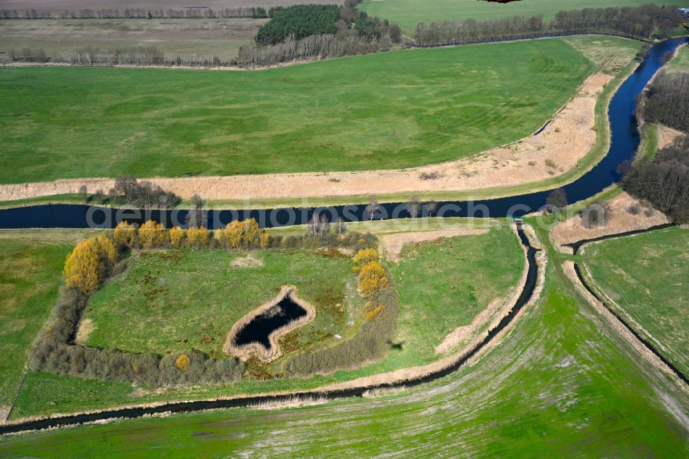 Eldena from the bird's eye view: Canal course and shore areas of the connecting canal MEW Mueritz-Elde-Wasserstrasse in Eldena in the state Mecklenburg - Western Pomerania, Germany