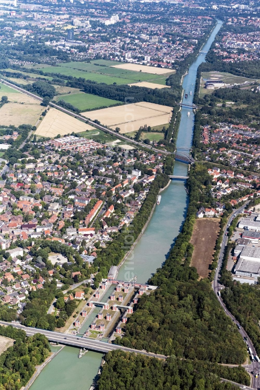 Aerial photograph Hannover - Canal course and shore areas of the connecting canal Mittellondkonals in Vordergrund die Schleuse Anderten in Hannover in the state Lower Saxony, Germany