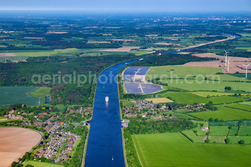 Aerial photograph Sehestedt - Canal course and shore areas of the connecting canal Nord-Ostsee Kanal on street Wiesengrund in Sehestedt in the state Schleswig-Holstein, Germany