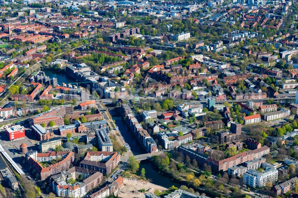 Aerial image Hamburg - Canal course and shore areas of the connecting canal of Osterbekkanal in the district Barmbek in Hamburg, Germany