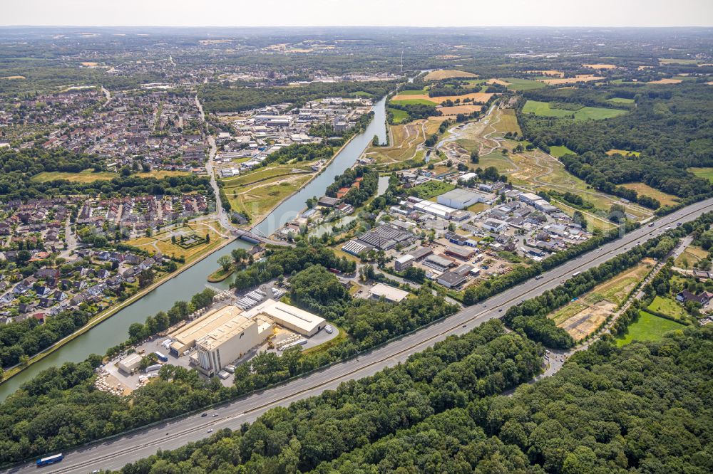 Habinghorst from the bird's eye view: Canal course and shore areas of the connecting canal Rhine-Herne Canal in Habinghorst at Ruhrgebiet in the state North Rhine-Westphalia, Germany