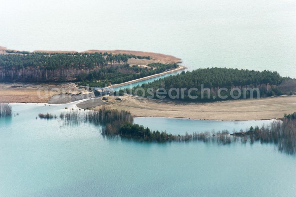 Senftenberg from the bird's eye view: Canal course and shore areas of the connecting canal Rosendorfer Kanal in Senftenberg in the state Brandenburg, Germany