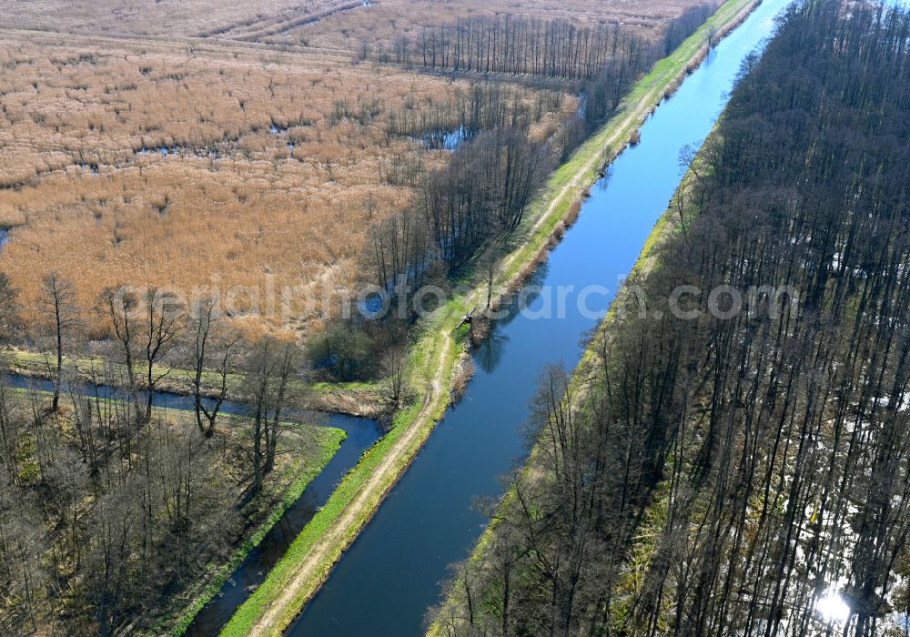 Aerial photograph Göhren - Canal course and shore areas of the connecting canal Stoerwasserstrasse in Goehren in the state Mecklenburg - Western Pomerania, Germany