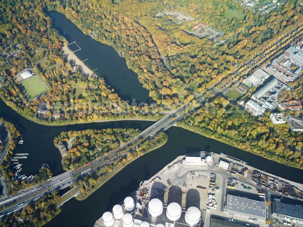 Aerial image Berlin - Channel flow and river banks of the waterway shipping Berlin-Spandauer Schifffahrtskanal in Berlin