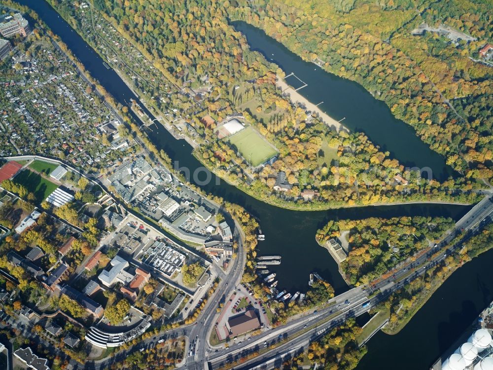 Aerial photograph Berlin - Channel flow and river banks of the waterway shipping Berlin-Spandauer Schifffahrtskanal in Berlin