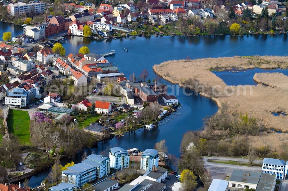 Aerial image Brandenburg an der Havel - Channel flow and river banks of the waterway shipping on Brandenburger Stadtkanal and of Gebaeudekomplex of VHS-Bildungswerk in Brandenburg an der Havel in the state Brandenburg, Germany