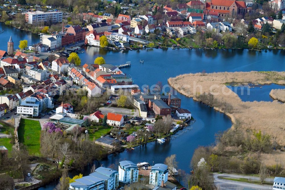 Aerial photograph Brandenburg an der Havel - Channel flow and river banks of the waterway shipping on Brandenburger Stadtkanal and of Gebaeudekomplex of VHS-Bildungswerk in Brandenburg an der Havel in the state Brandenburg, Germany