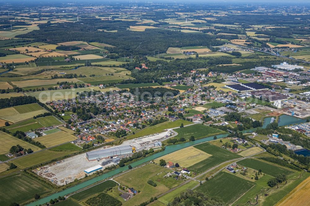 Hamm from the bird's eye view: Channel flow and river banks of the waterway shipping of Datteln-Hamm-Kanal overlooking the pier of the company Hoffmeier Industrieanlagen GmbH + Co. KG in Hamm in the state North Rhine-Westphalia, Germany