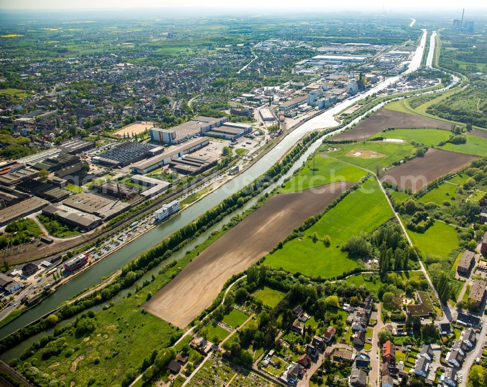 Hamm from the bird's eye view: Channel flow and river banks of the waterway shipping Datteln-Hamm-Kanal and River Lippe, fields and meadows in Hamm in the state North Rhine-Westphalia