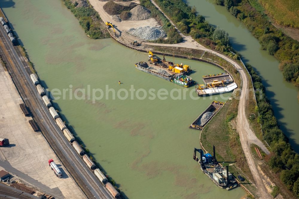 Hamm from the bird's eye view: Channel flow and river banks of the waterway Datteln-Hamm-Kanal in Hamm in the state North Rhine-Westphalia