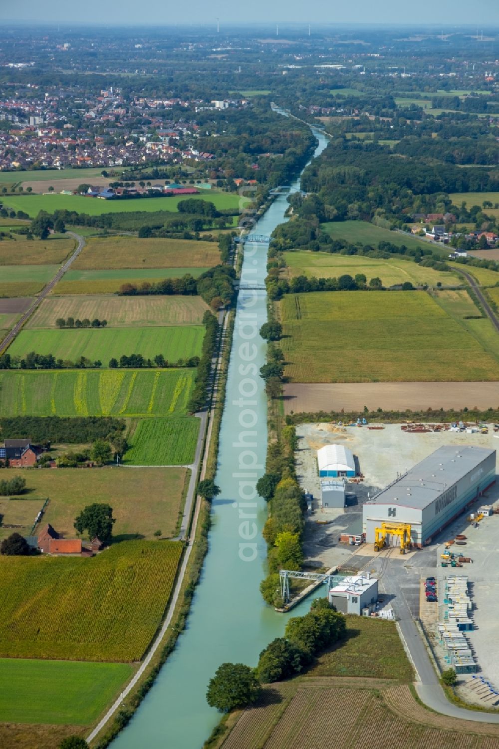 Aerial photograph Hamm - Channel flow and river banks of the waterway shipping of Datteln-Hamm-Kanal in Hamm in the state North Rhine-Westphalia, Germany