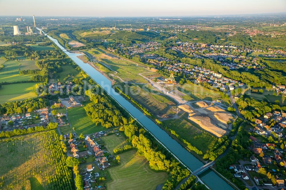 Bergkamen from the bird's eye view: Channel flow and river banks of the waterway shipping Datteln - Hamm - Kanal in the district Oberaden in Bergkamen in the state North Rhine-Westphalia, Germany