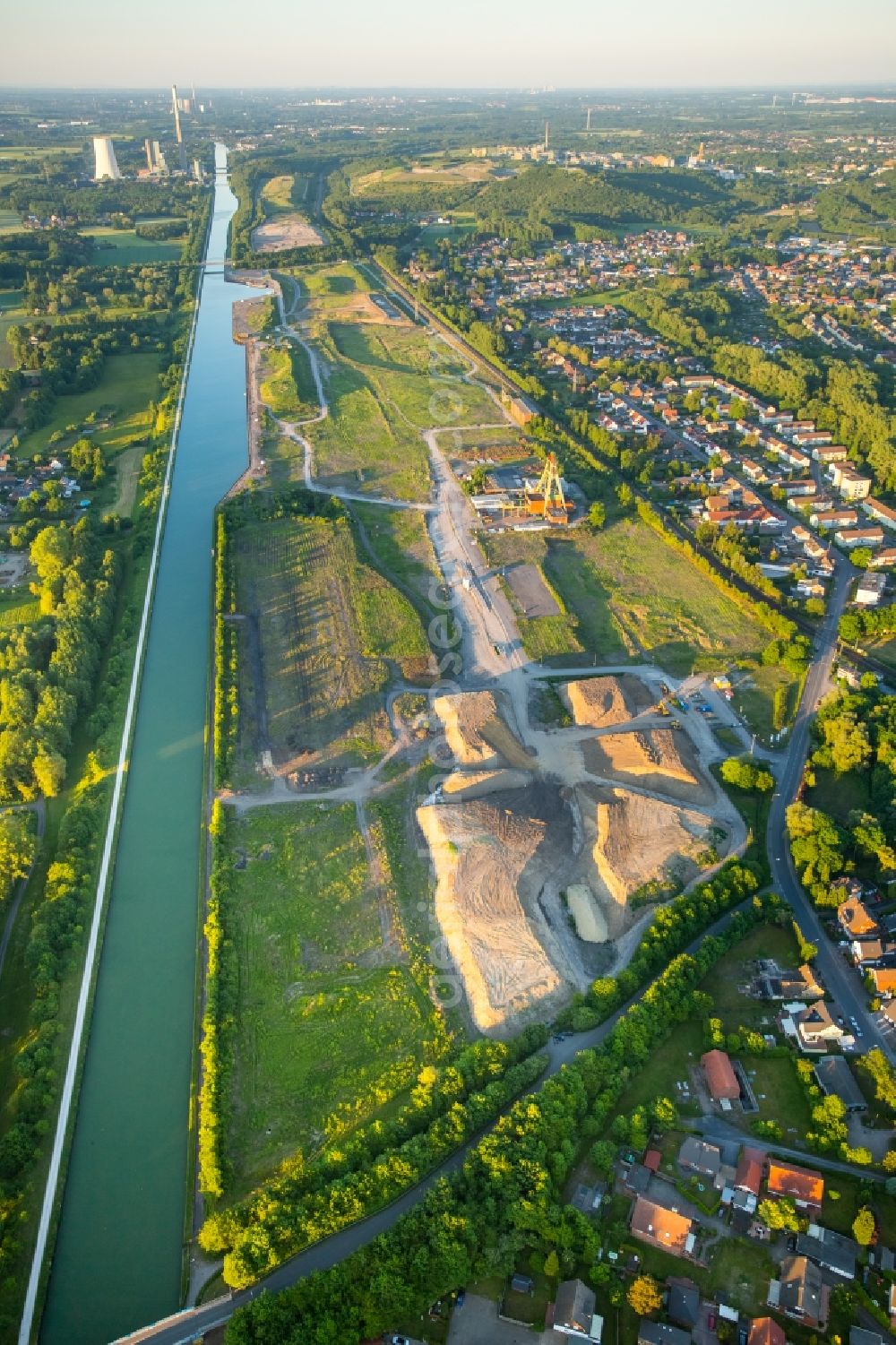 Aerial image Bergkamen - Channel flow and river banks of the waterway shipping Datteln - Hamm - Kanal in the district Oberaden in Bergkamen in the state North Rhine-Westphalia, Germany