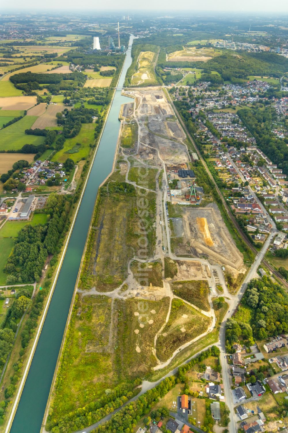 Aerial photograph Bergkamen - Channel flow and river banks of the waterway shipping Datteln - Hamm - Kanal in the district Oberaden in Bergkamen in the state North Rhine-Westphalia, Germany