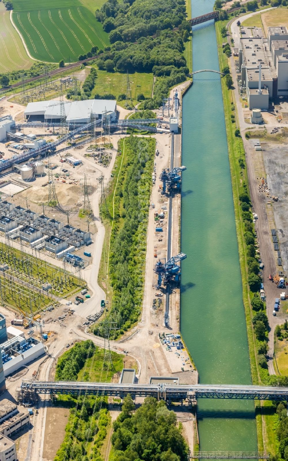 Datteln from the bird's eye view: Channel flow and river banks of the waterway shipping Dortmund-Ems-Kanal in Datteln in the state North Rhine-Westphalia, Germany