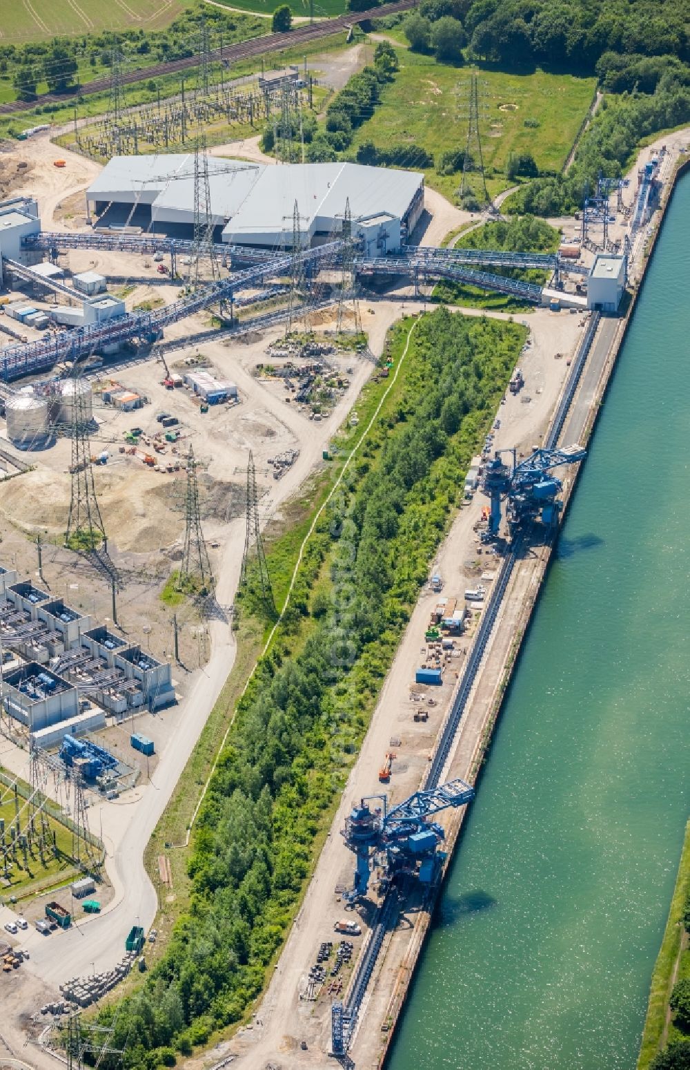 Aerial image Datteln - Channel flow and river banks of the waterway shipping Dortmund-Ems-Kanal in Datteln in the state North Rhine-Westphalia, Germany