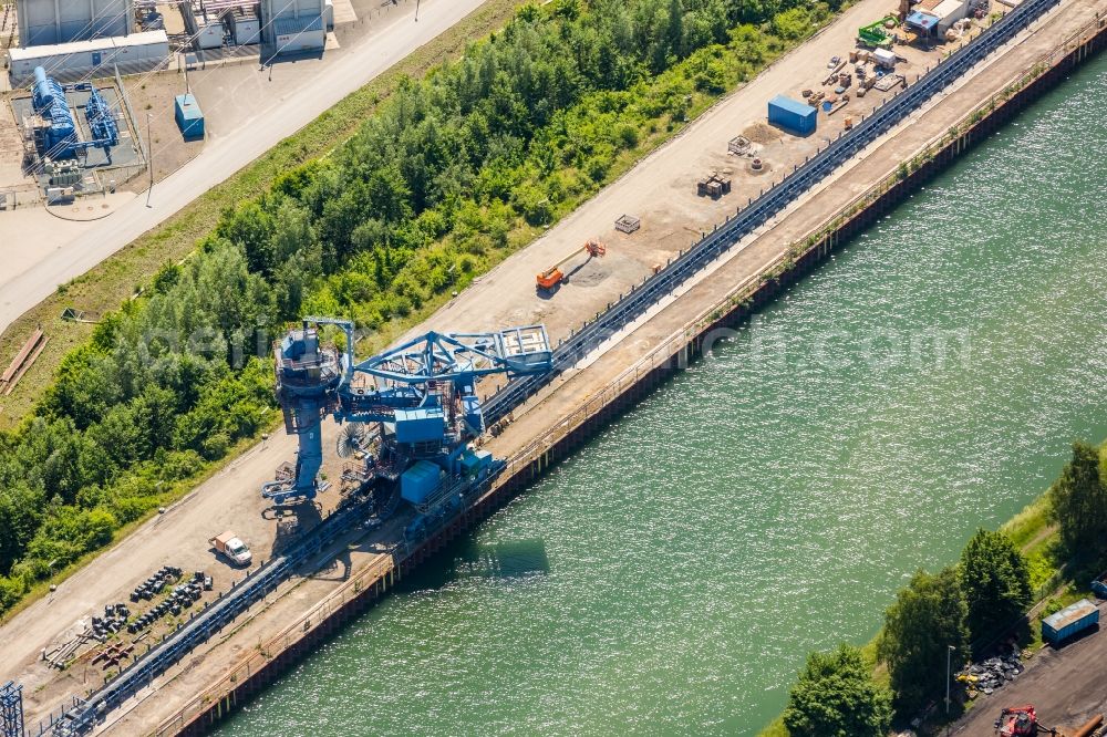 Aerial photograph Datteln - Channel flow and river banks of the waterway shipping Dortmund-Ems-Kanal in Datteln in the state North Rhine-Westphalia, Germany