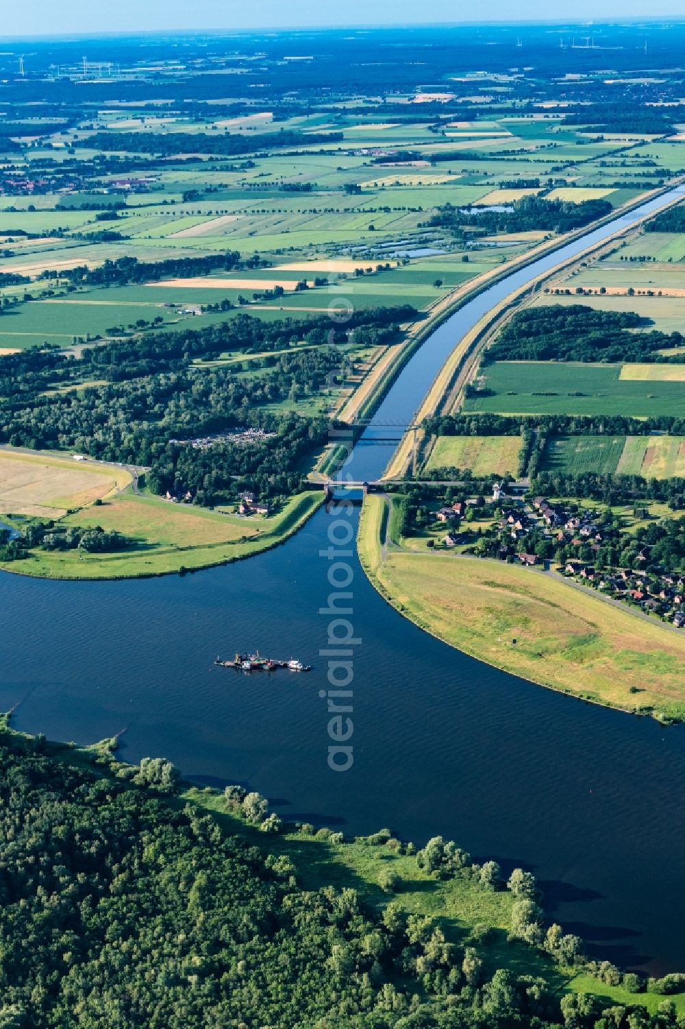 Aerial photograph Artlenburg - Canal course and bank areas of the waterway of the inland shipping Elbe-Seitenkanal and the Elbe in Artlenburg in the state Lower Saxony, Germany