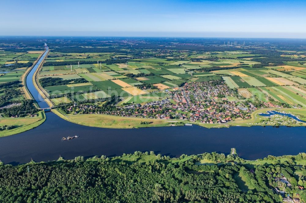 Artlenburg from above - Canal course and bank areas of the waterway of the inland shipping Elbe-Seitenkanal and the Elbe in Artlenburg in the state Lower Saxony, Germany