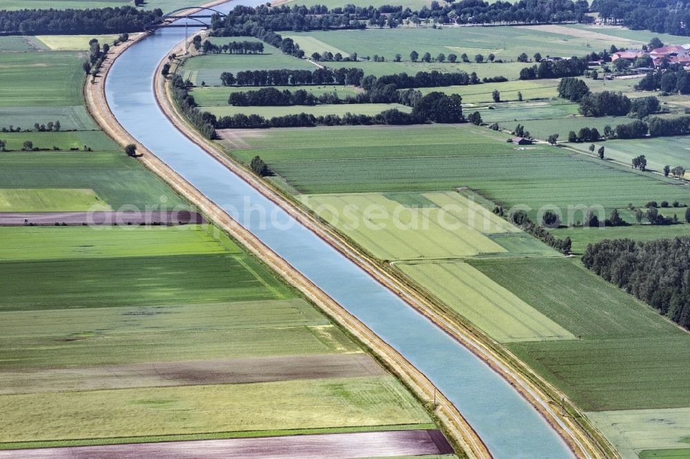 Schönewörde from the bird's eye view: Channel flow and river banks of the waterway shipping of Elbe Seitenkanals in Schoenewoerde in the state Lower Saxony, Germany