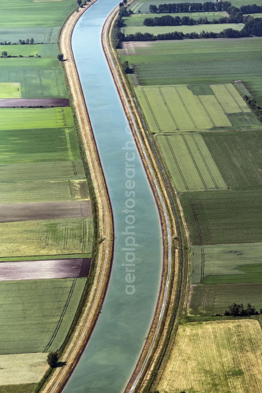 Schönewörde from above - Channel flow and river banks of the waterway shipping of Elbe Seitenkanals in Schoenewoerde in the state Lower Saxony, Germany