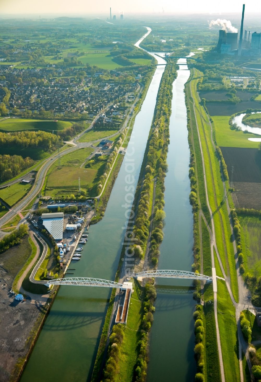 Aerial photograph Hamm - Channel flow and river banks of the waterway shipping on river Lippe in Hamm in the state North Rhine-Westphalia