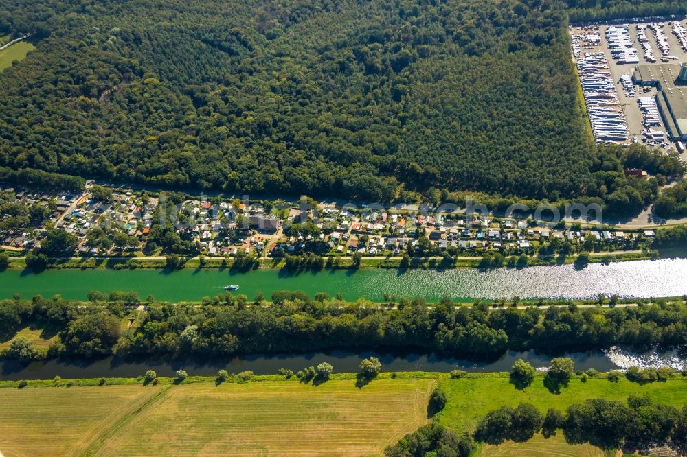 Hünxe from the bird's eye view: Channel flow and river banks of the waterway shipping along the Wesel-Datteln-Kanal in Huenxe in the state North Rhine-Westphalia, Germany