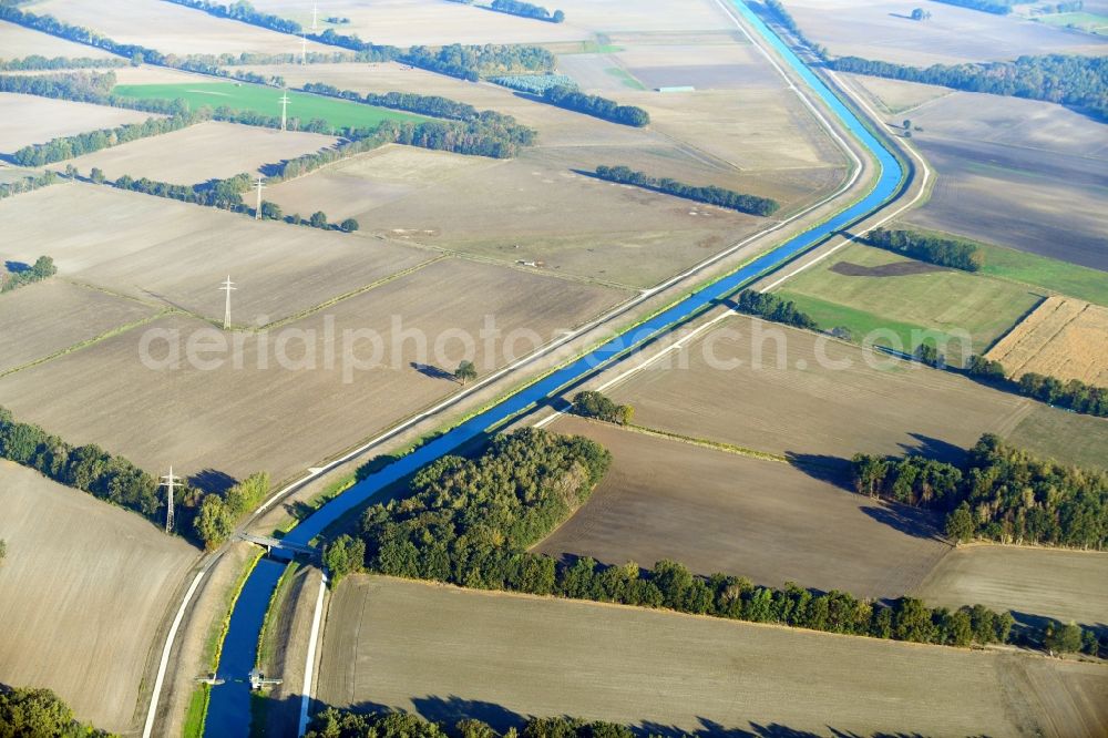 Aerial photograph Lüchow - Channel flow and river banks of the waterway shipping Jeetzel in Luechow in the state Lower Saxony, Germany