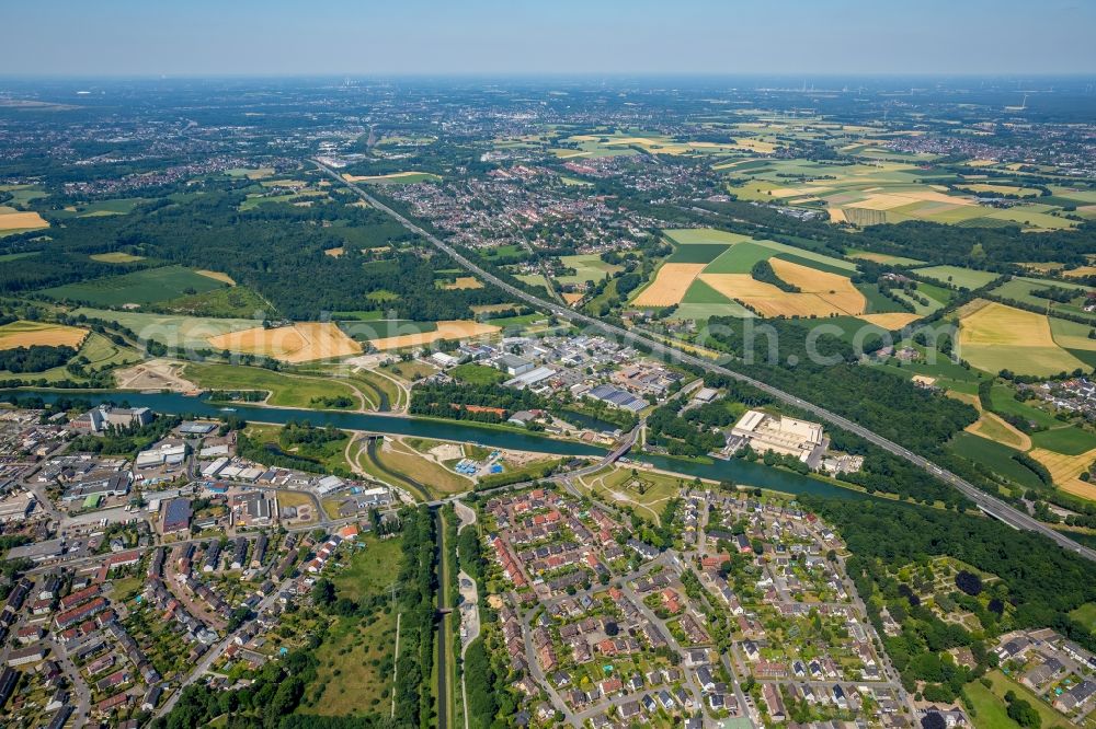 Castrop-Rauxel from the bird's eye view: Channel flow and river banks of the waterway shipping on Rhein-Herne-Kanal - Emscherdueker in Castrop-Rauxel in the state North Rhine-Westphalia, Germany