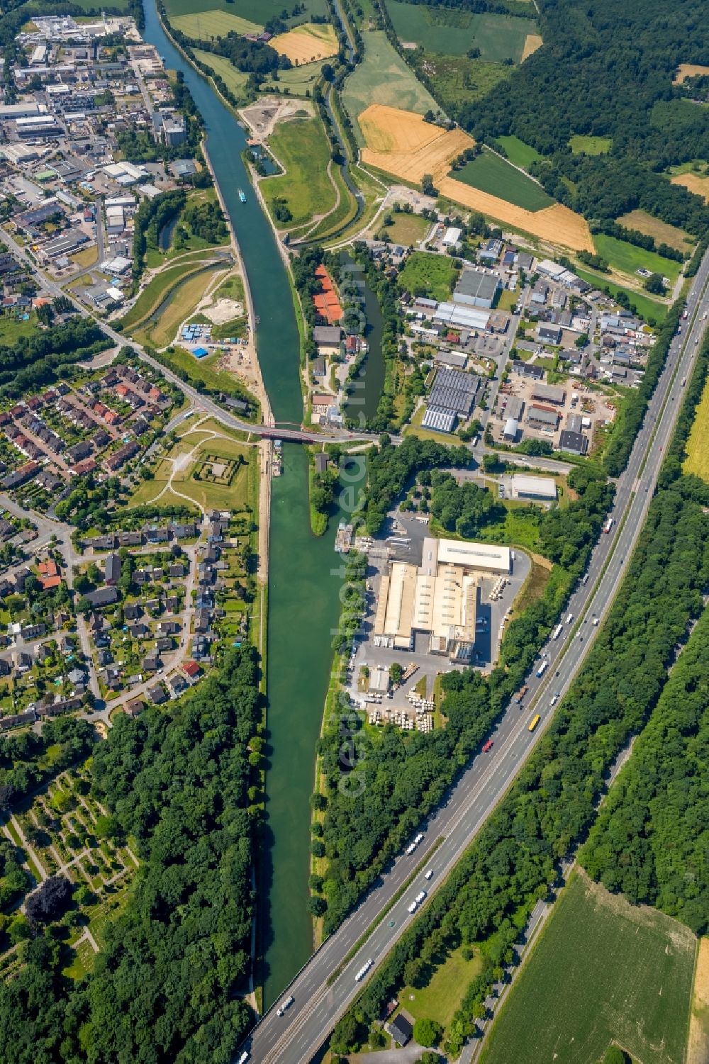 Aerial image Castrop-Rauxel - Channel flow and river banks of the waterway shipping on Rhein-Herne-Kanal - Emscherdueker in Castrop-Rauxel in the state North Rhine-Westphalia, Germany