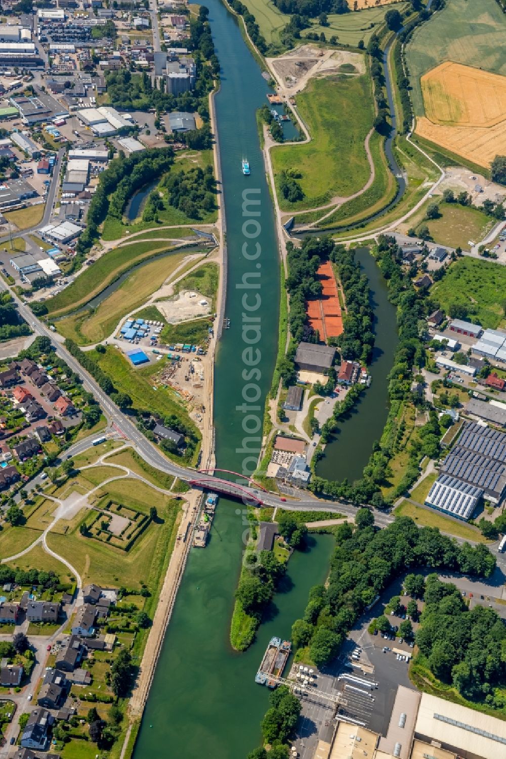 Aerial photograph Castrop-Rauxel - Channel flow and river banks of the waterway shipping on Rhein-Herne-Kanal - Emscherdueker in Castrop-Rauxel in the state North Rhine-Westphalia, Germany