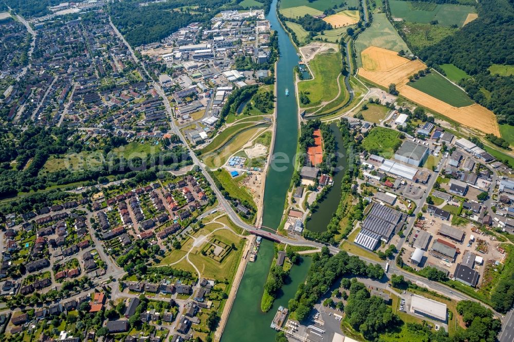 Castrop-Rauxel from above - Channel flow and river banks of the waterway shipping on Rhein-Herne-Kanal - Emscherdueker in Castrop-Rauxel in the state North Rhine-Westphalia, Germany