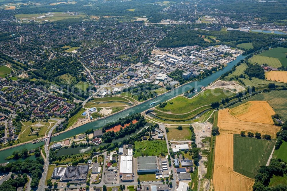 Castrop-Rauxel from the bird's eye view: Channel flow and river banks of the waterway shipping on Rhein-Herne-Kanal - Emscherdueker in Castrop-Rauxel in the state North Rhine-Westphalia, Germany