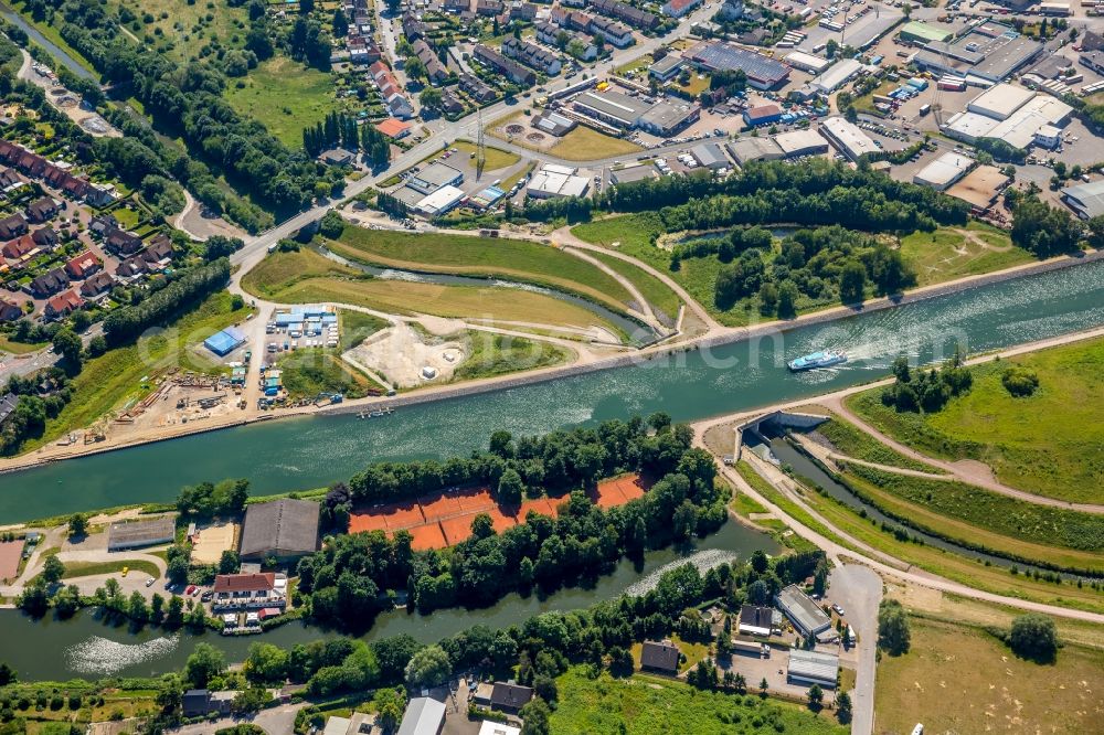 Aerial image Castrop-Rauxel - Channel flow and river banks of the waterway shipping on Rhein-Herne-Kanal - Emscherdueker in Castrop-Rauxel in the state North Rhine-Westphalia, Germany