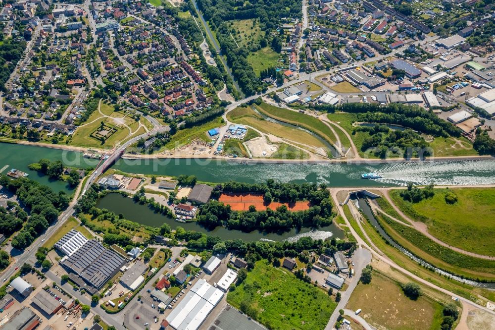 Aerial photograph Castrop-Rauxel - Channel flow and river banks of the waterway shipping on Rhein-Herne-Kanal - Emscherdueker in Castrop-Rauxel in the state North Rhine-Westphalia, Germany