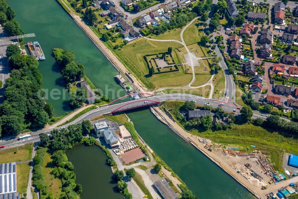 Castrop-Rauxel from above - Channel flow and river banks of the waterway shipping on Rhein-Herne-Kanal - Emscherdueker in Castrop-Rauxel in the state North Rhine-Westphalia, Germany